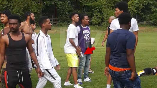 21 Savage dégaine un pistolet en plein milieu d'une Pool Party (VIDEO)