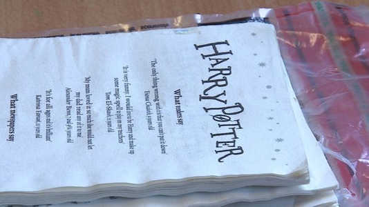 Des prisonniers Anglais fument des pages d'Harry Potter