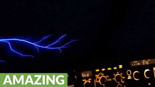 Ce que les pilotes de cet Airbus ont filmé pendant leur vol est incroyable !