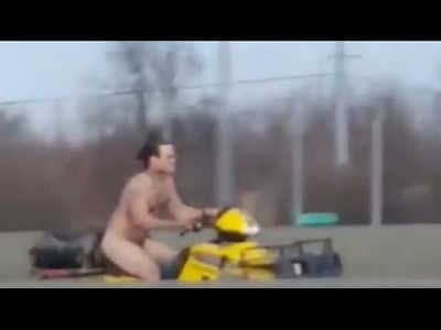 VIDEO : Un homme complètement nu sur son quad se fait poursuivre par la police au Kansas