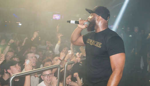 VIDEO : Kaaris se fait frapper en plein showcase