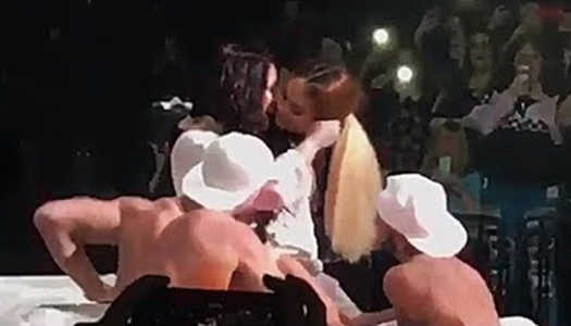 Les chanteuses Kehlani et Demi Lovato s'embrassent et se chevauchent sur scène !