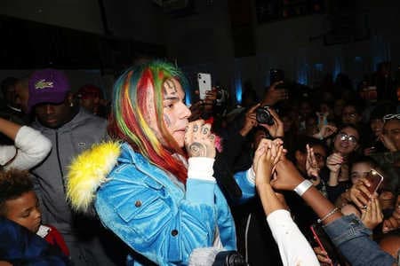 Tekashi 6ix9ine interprète  GUMMO  en caleçon en Norvège ! (VIDEO)
