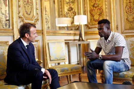 Emmanuel Macron va donner la nationalité française à Mamoudou Gassama !