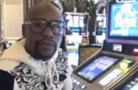 VIDEO : Floyd Mayweather gagne 170 000$ par hasard à la machine à sous