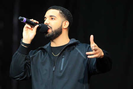 Drake confirme qu'il est le père d'un enfant dans son nouvel album