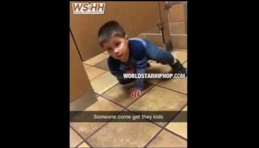 Chelou : un enfant se faufile sous la porte d'un WC alors qu'un homme fait ses besoins