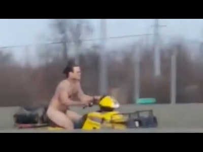 VIDEO : Un homme complètement nu sur son quad se fait poursuivre par la police au Kansas