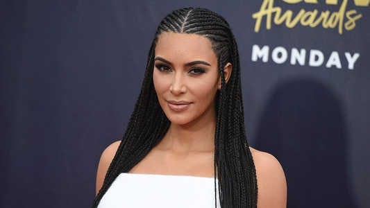 Kim Kardashian réagit aux accusations  d'appropriation culturelle  après s'être fait des tresses